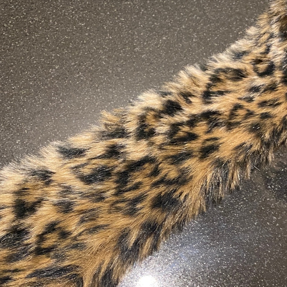 Faux Fur Leopard Hat with Long Scarf Paws. One size. - Picture 4 of 10